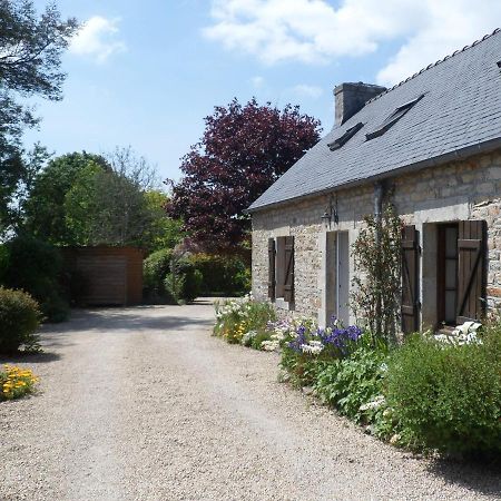 Sue'S Cottages Pleuven Bagian luar foto