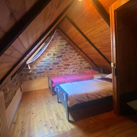 Sue'S Cottages Pleuven Bagian luar foto