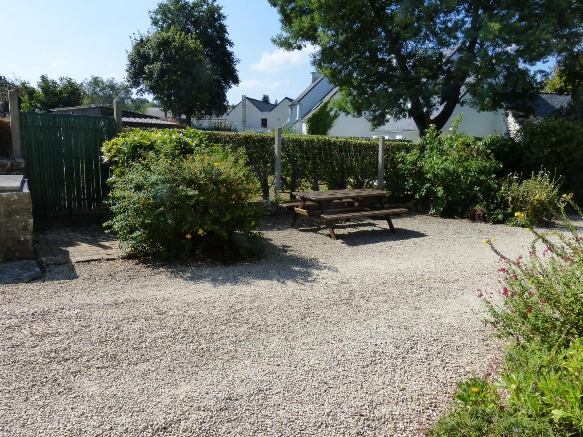 Sue'S Cottages Pleuven Bagian luar foto