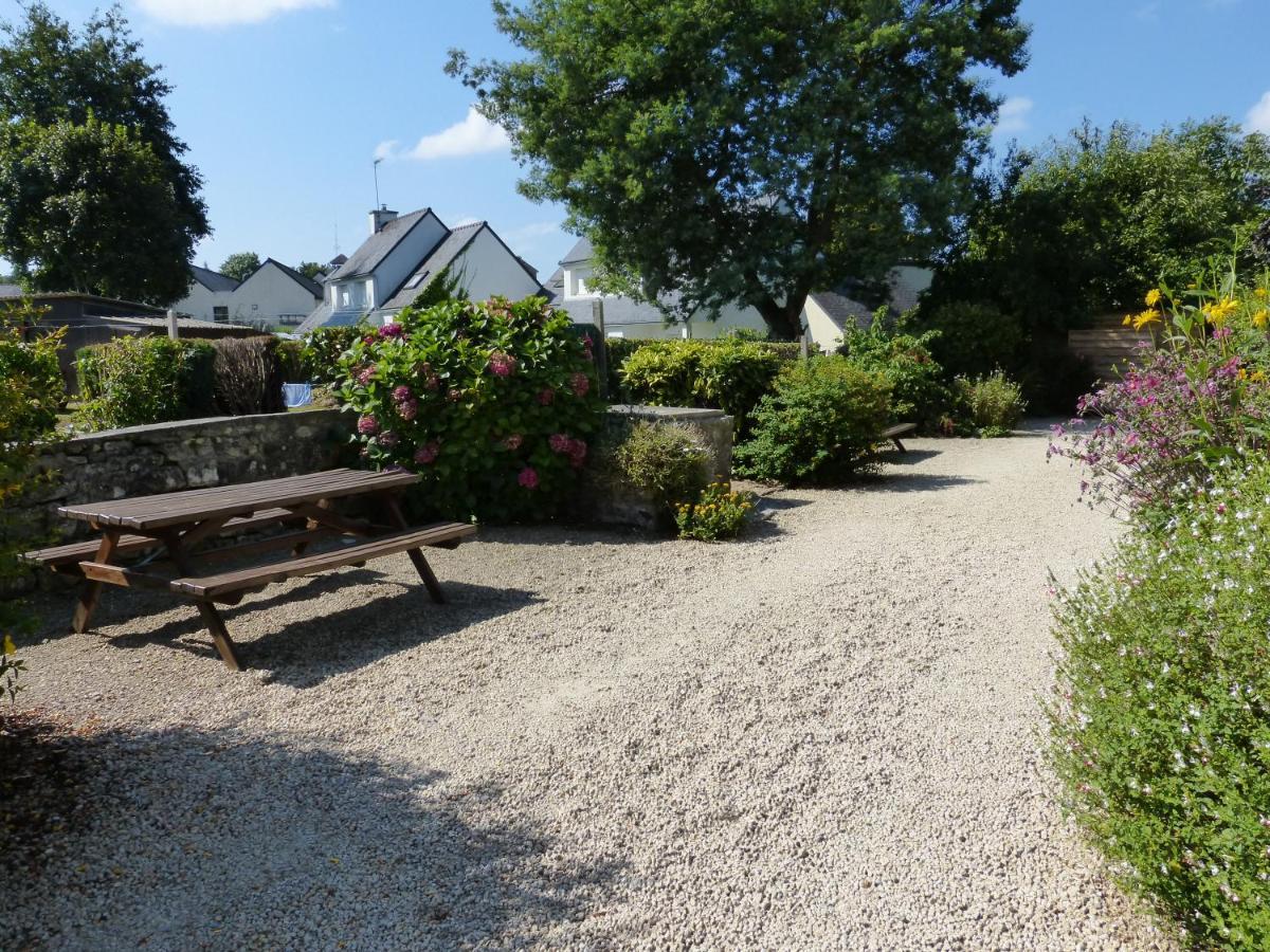 Sue'S Cottages Pleuven Bagian luar foto