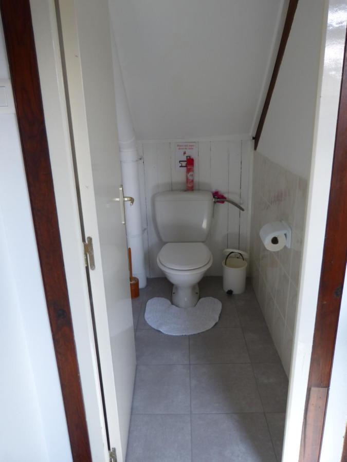 Sue'S Cottages Pleuven Bagian luar foto