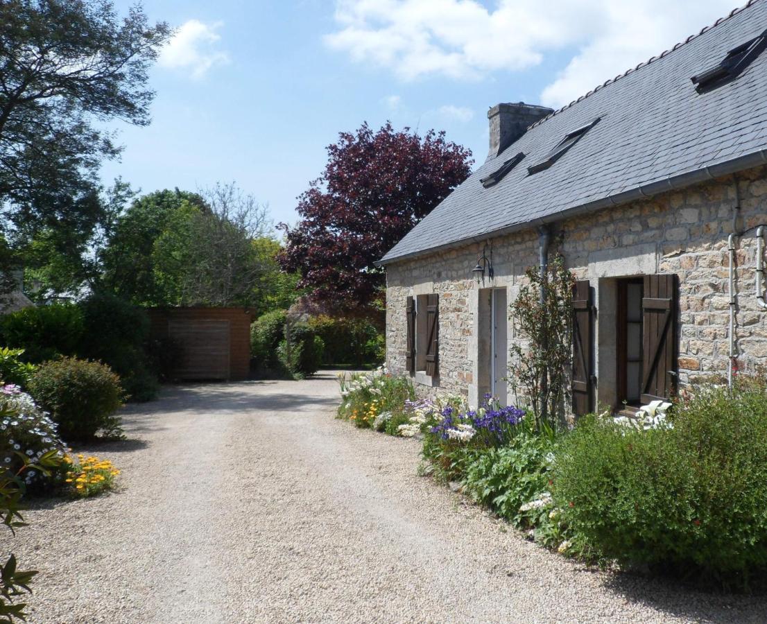 Sue'S Cottages Pleuven Bagian luar foto