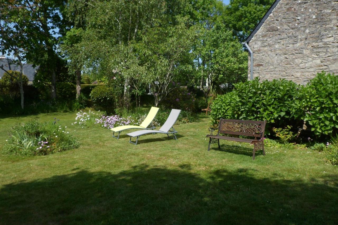 Sue'S Cottages Pleuven Bagian luar foto