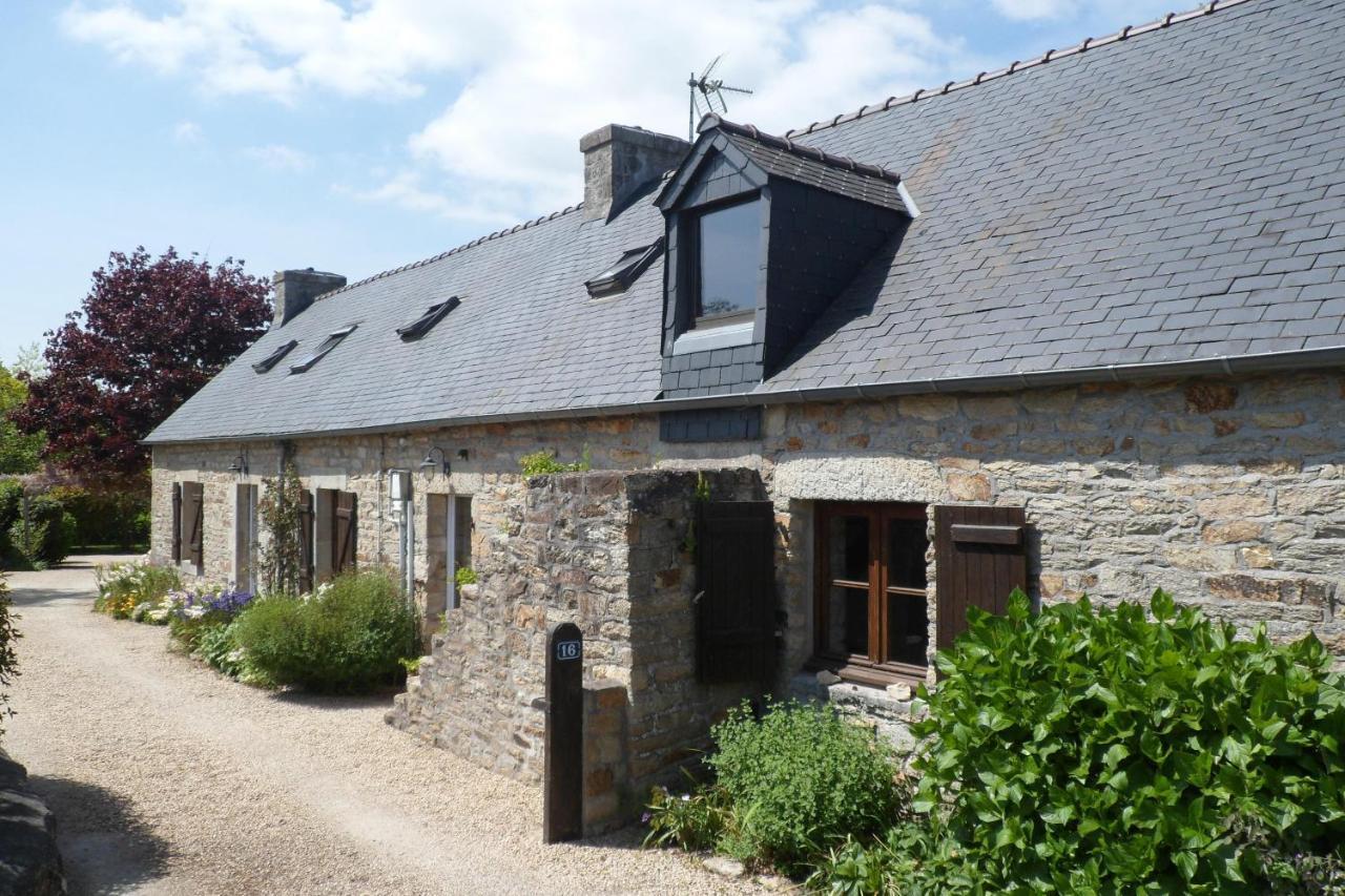 Sue'S Cottages Pleuven Bagian luar foto