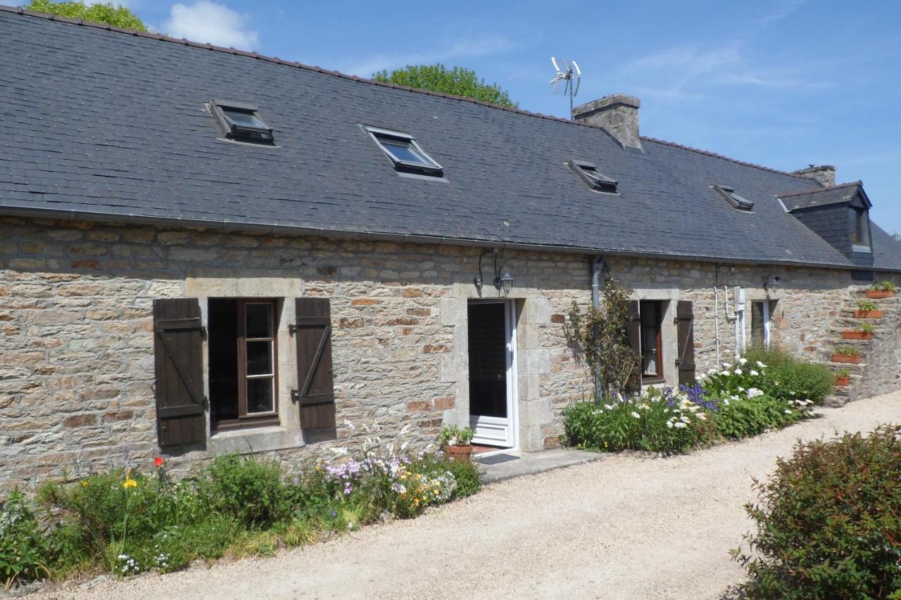 Sue'S Cottages Pleuven Bagian luar foto