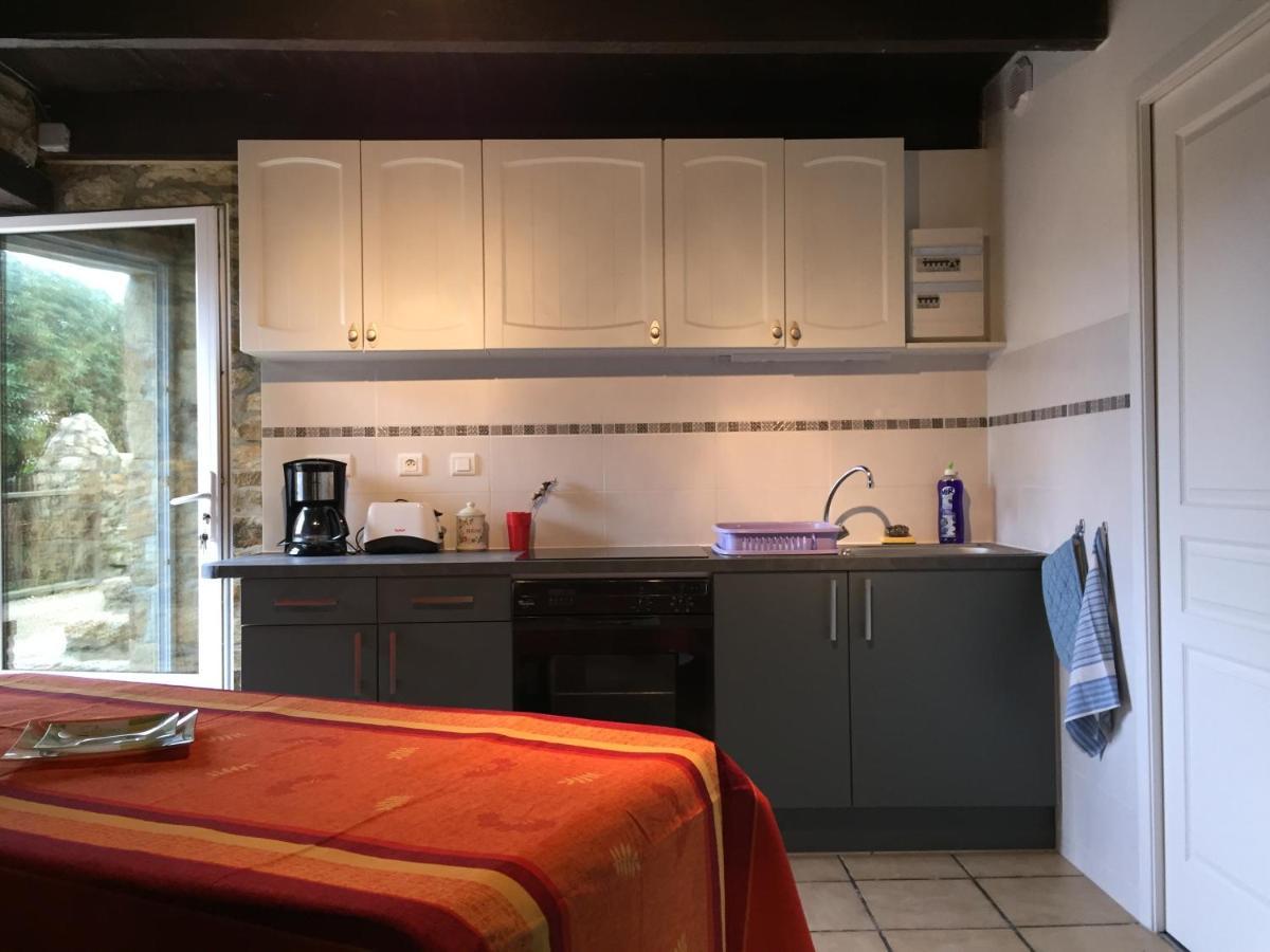 Sue'S Cottages Pleuven Bagian luar foto