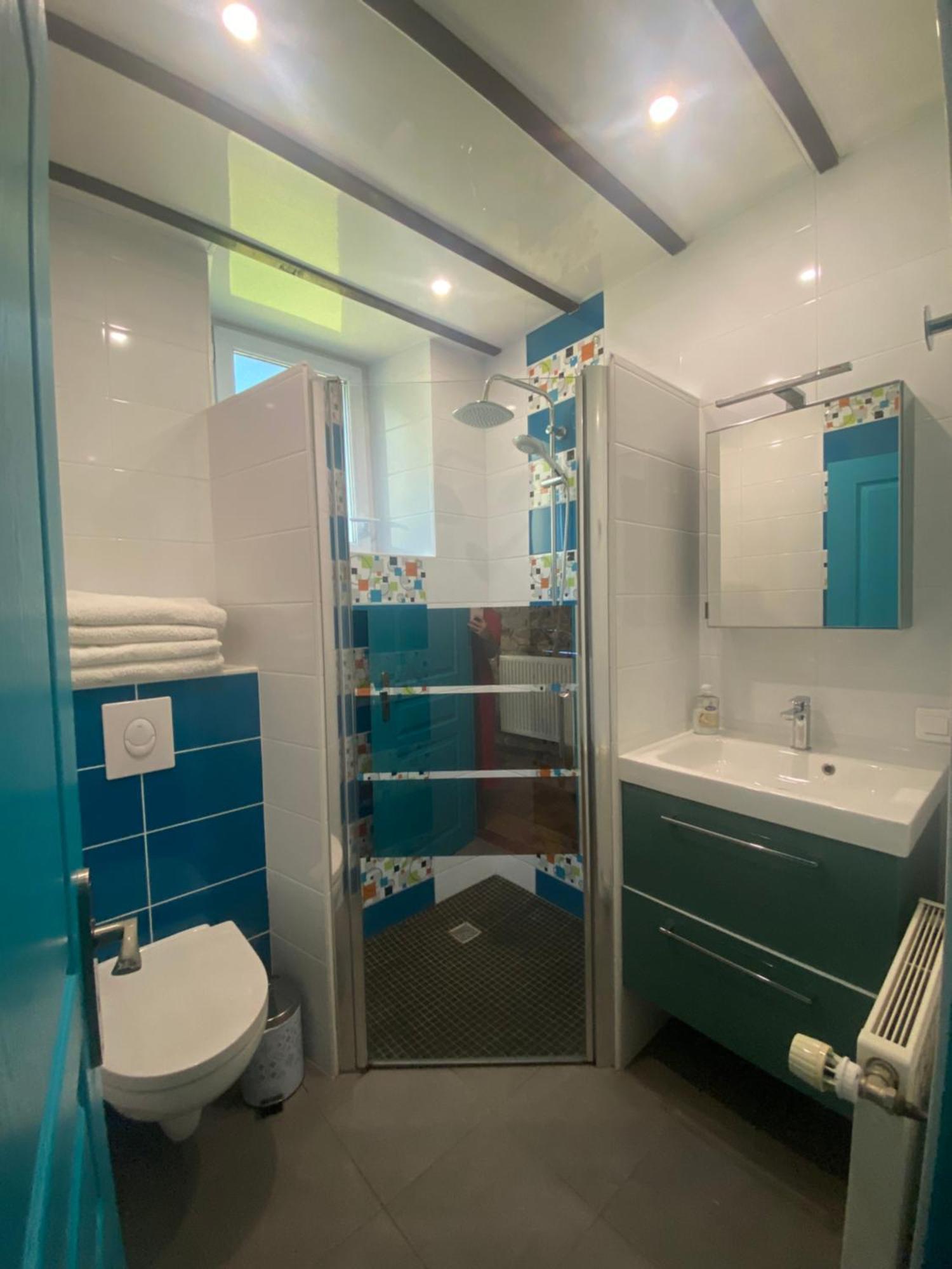 Sue'S Cottages Pleuven Bagian luar foto