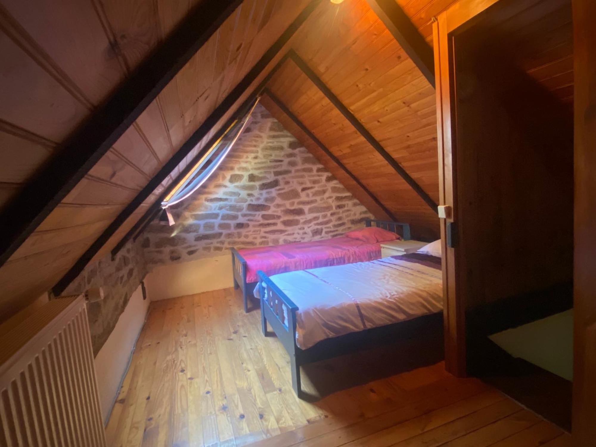 Sue'S Cottages Pleuven Bagian luar foto