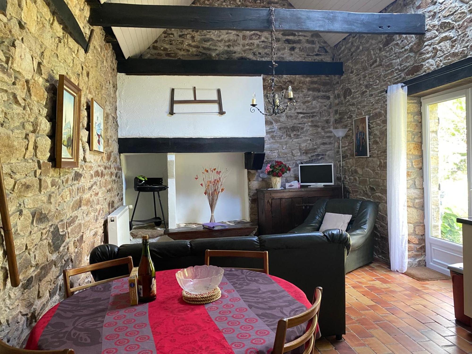 Sue'S Cottages Pleuven Bagian luar foto