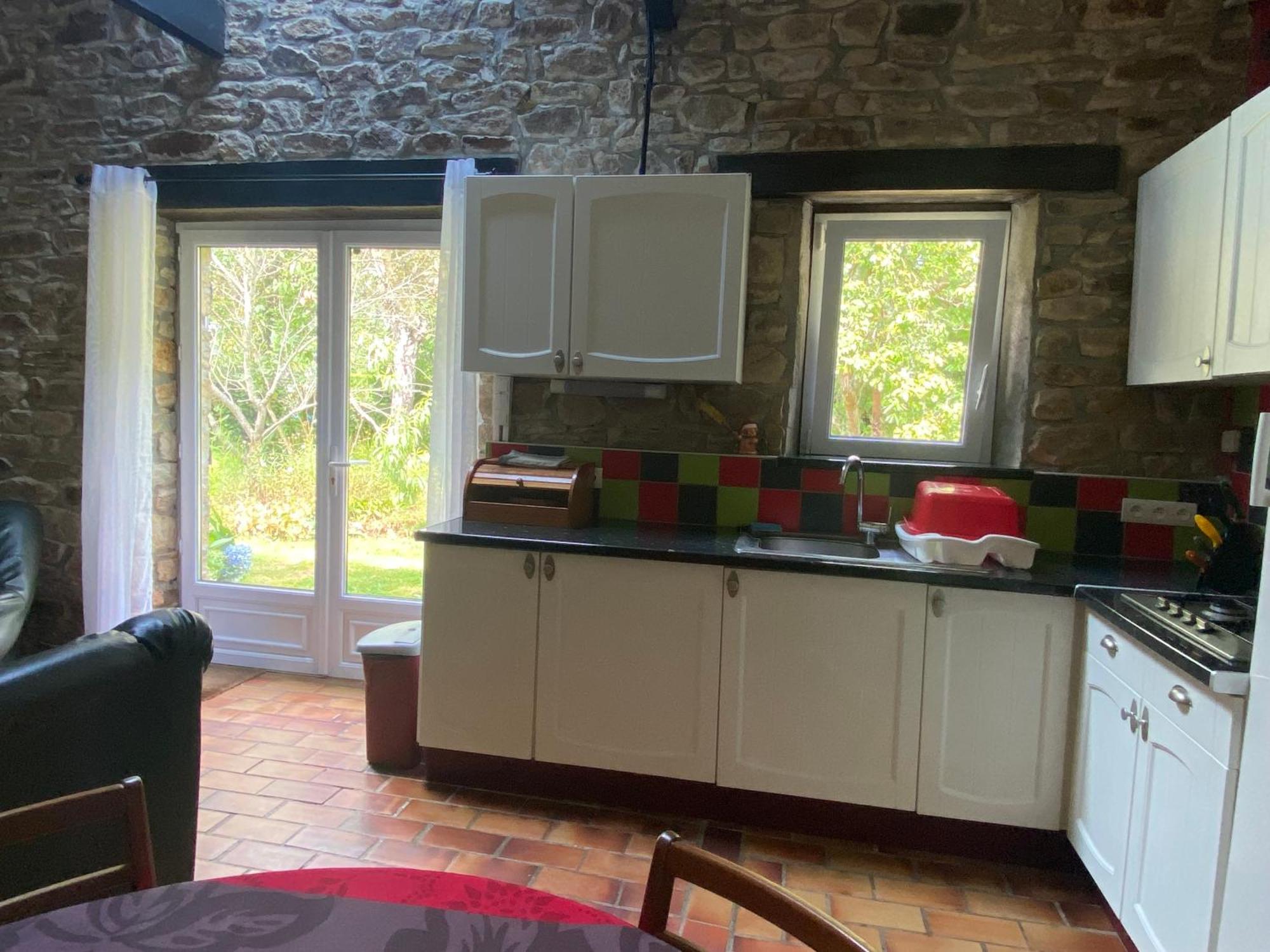 Sue'S Cottages Pleuven Bagian luar foto