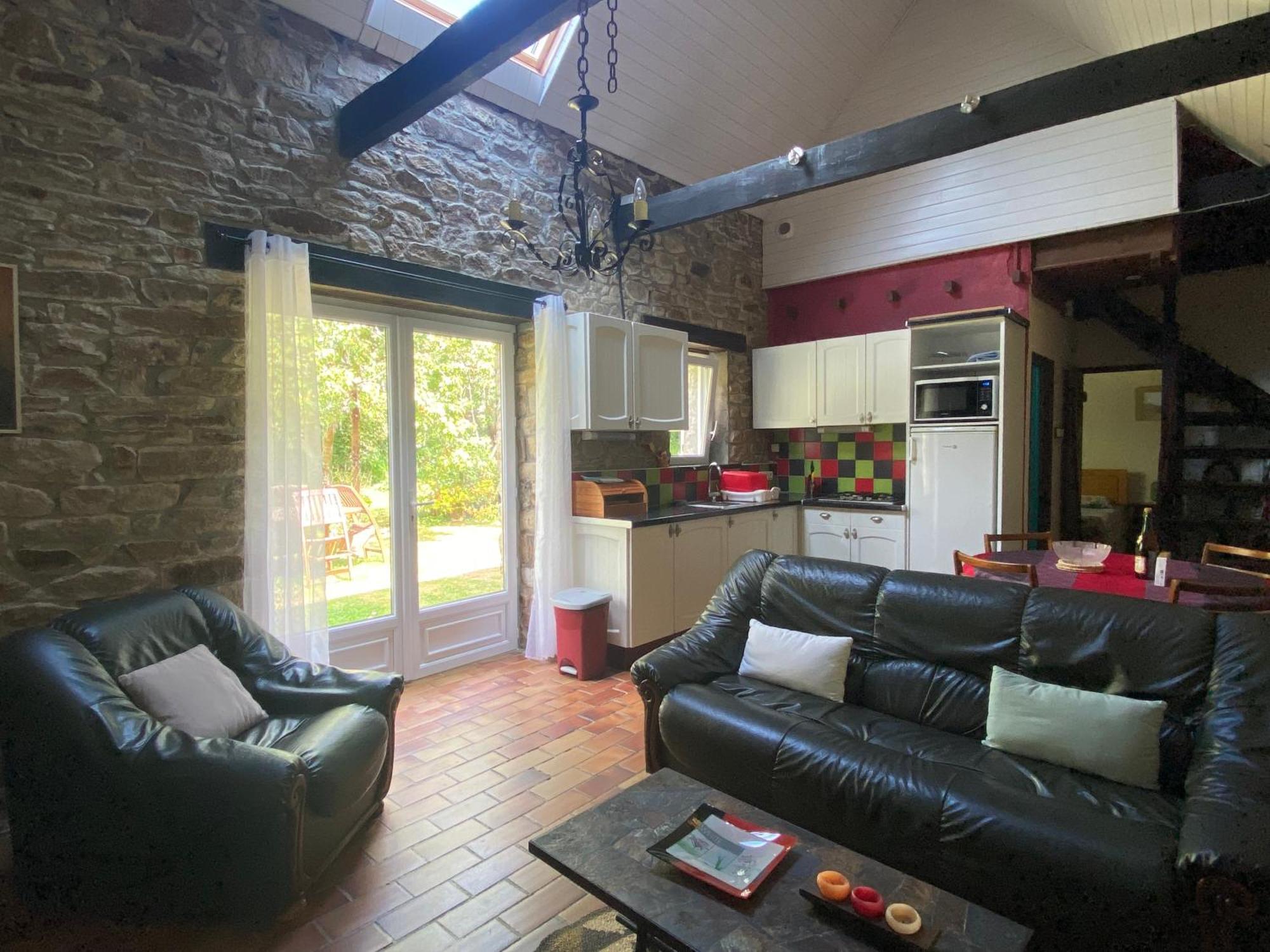 Sue'S Cottages Pleuven Bagian luar foto