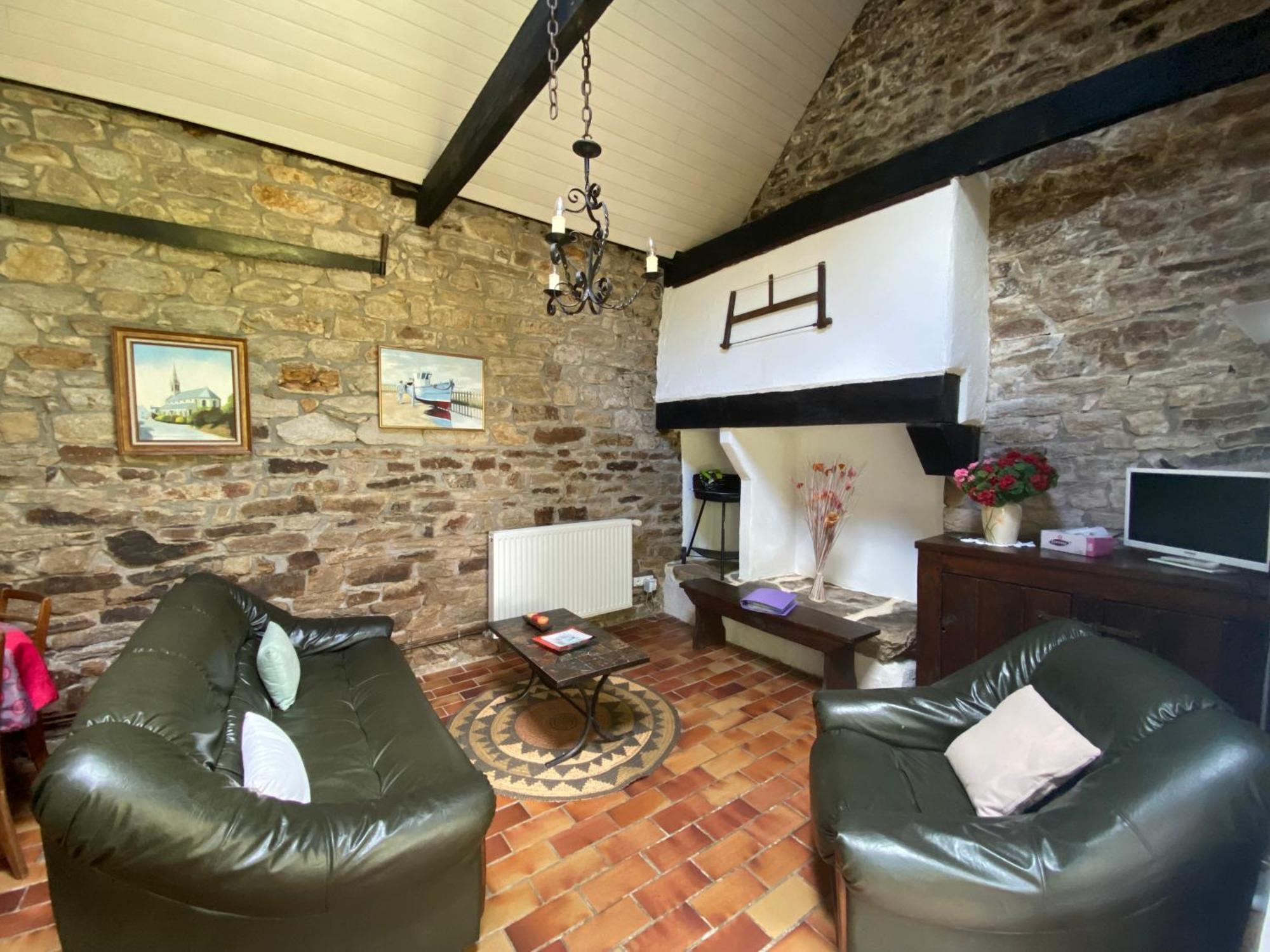 Sue'S Cottages Pleuven Bagian luar foto