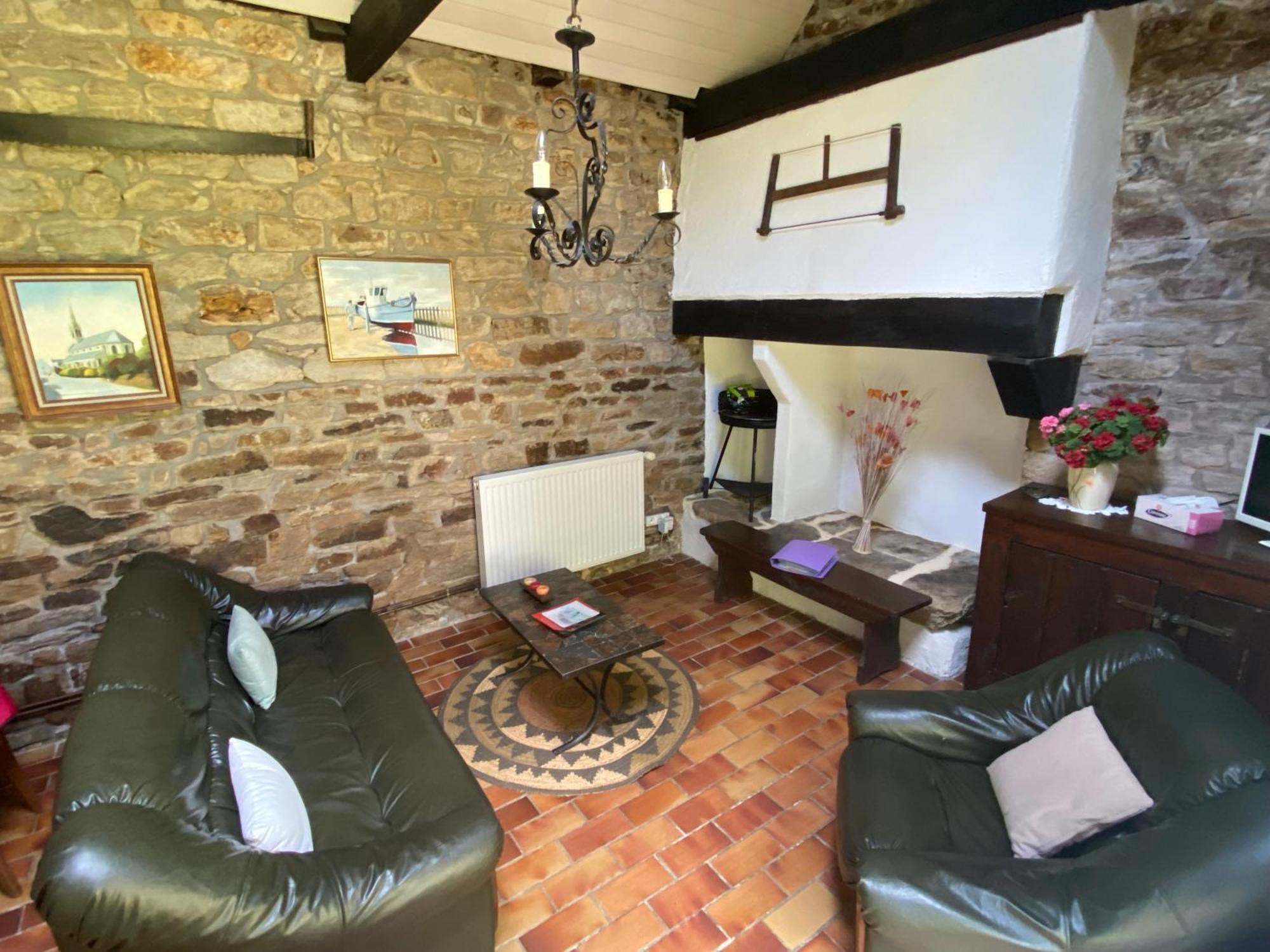 Sue'S Cottages Pleuven Bagian luar foto