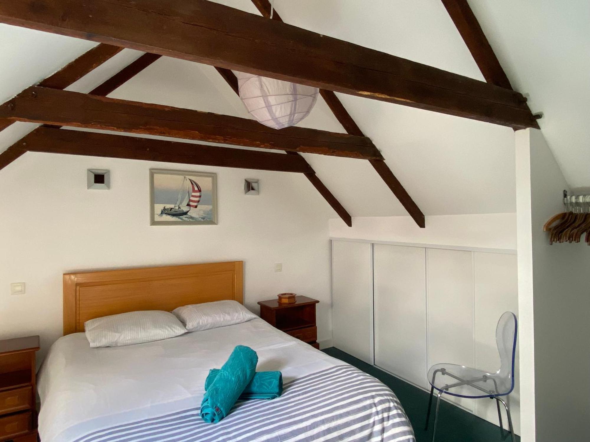 Sue'S Cottages Pleuven Bagian luar foto