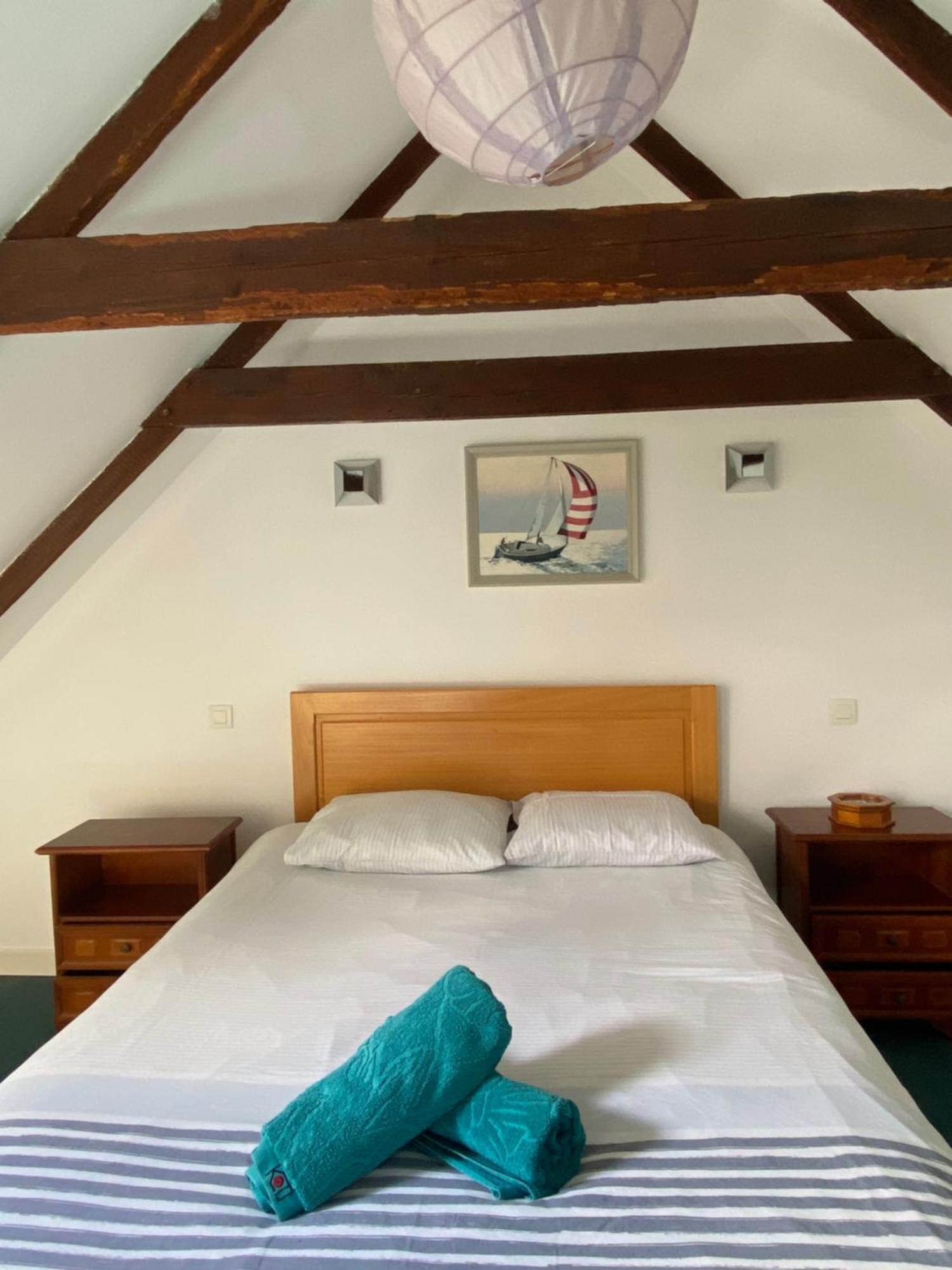 Sue'S Cottages Pleuven Bagian luar foto