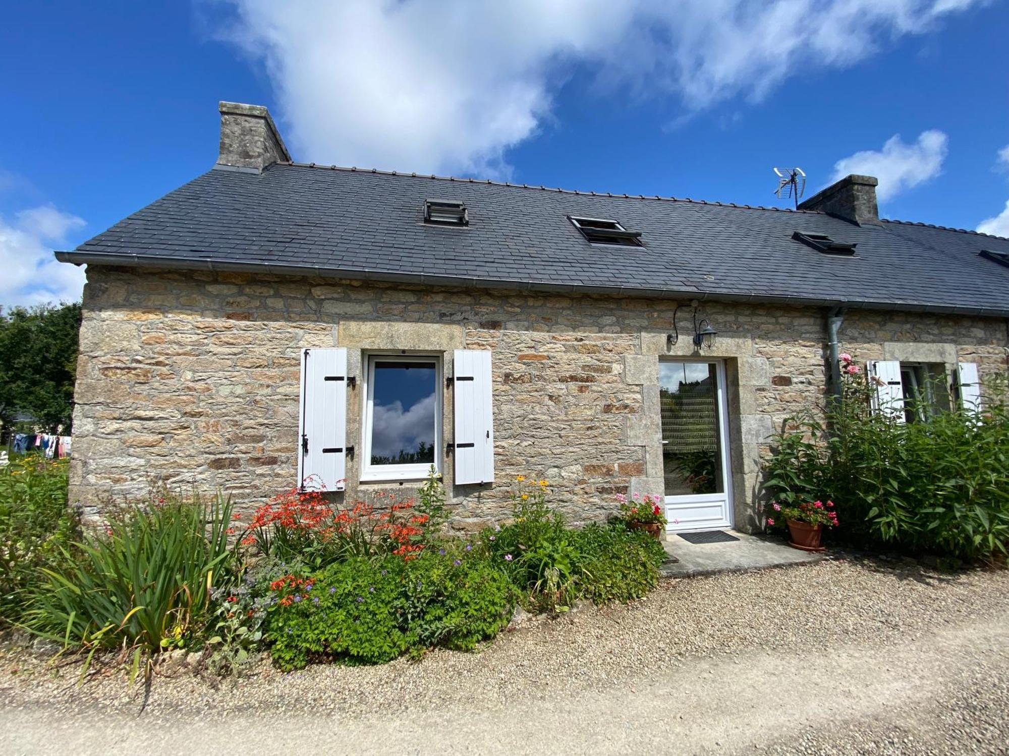 Sue'S Cottages Pleuven Bagian luar foto