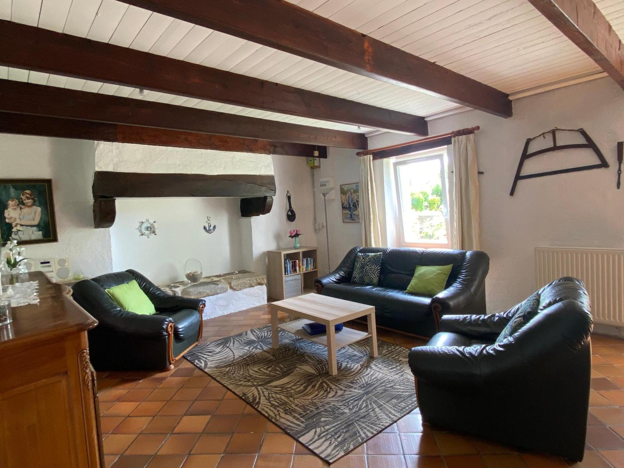 Sue'S Cottages Pleuven Bagian luar foto