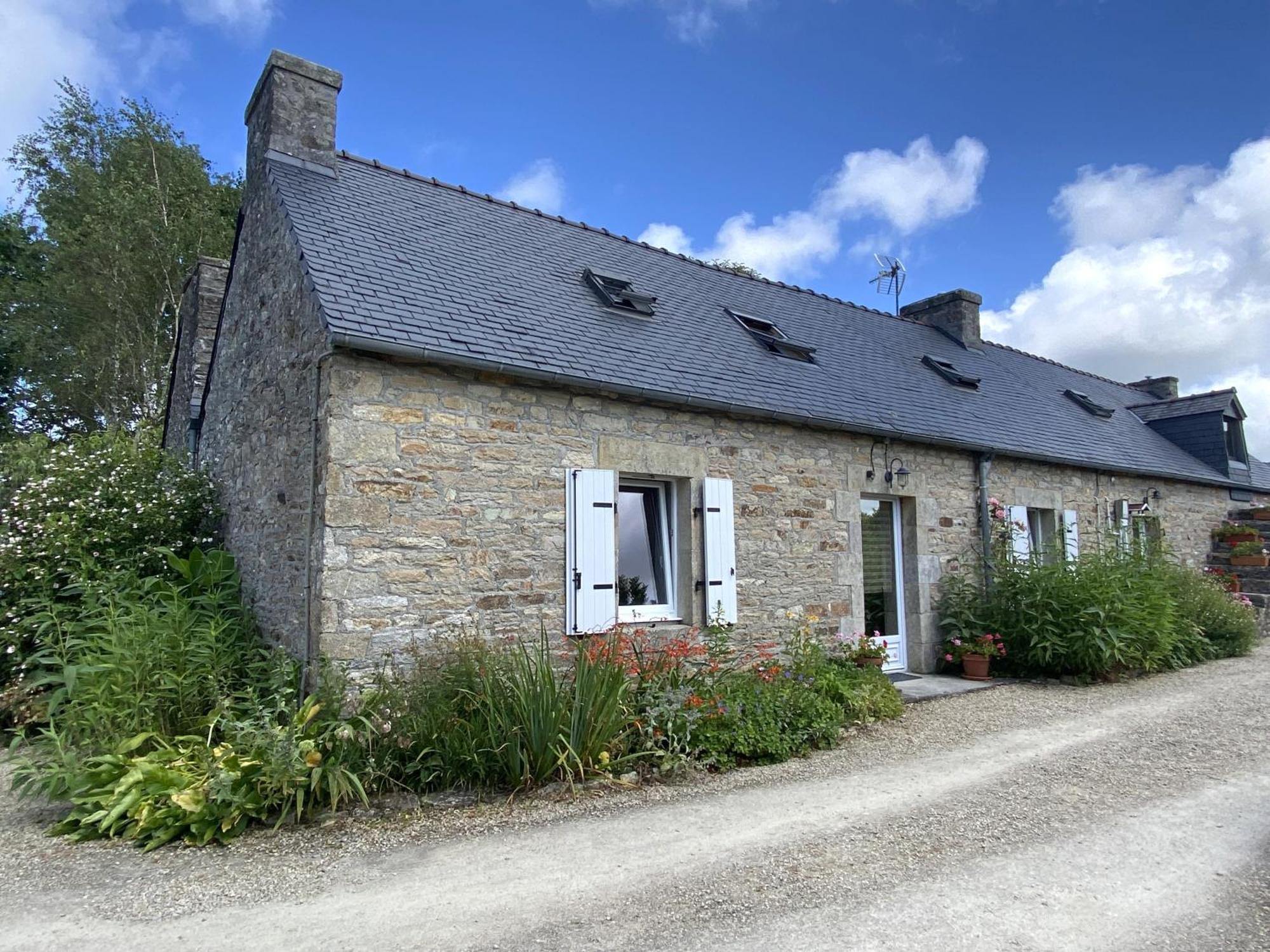 Sue'S Cottages Pleuven Bagian luar foto