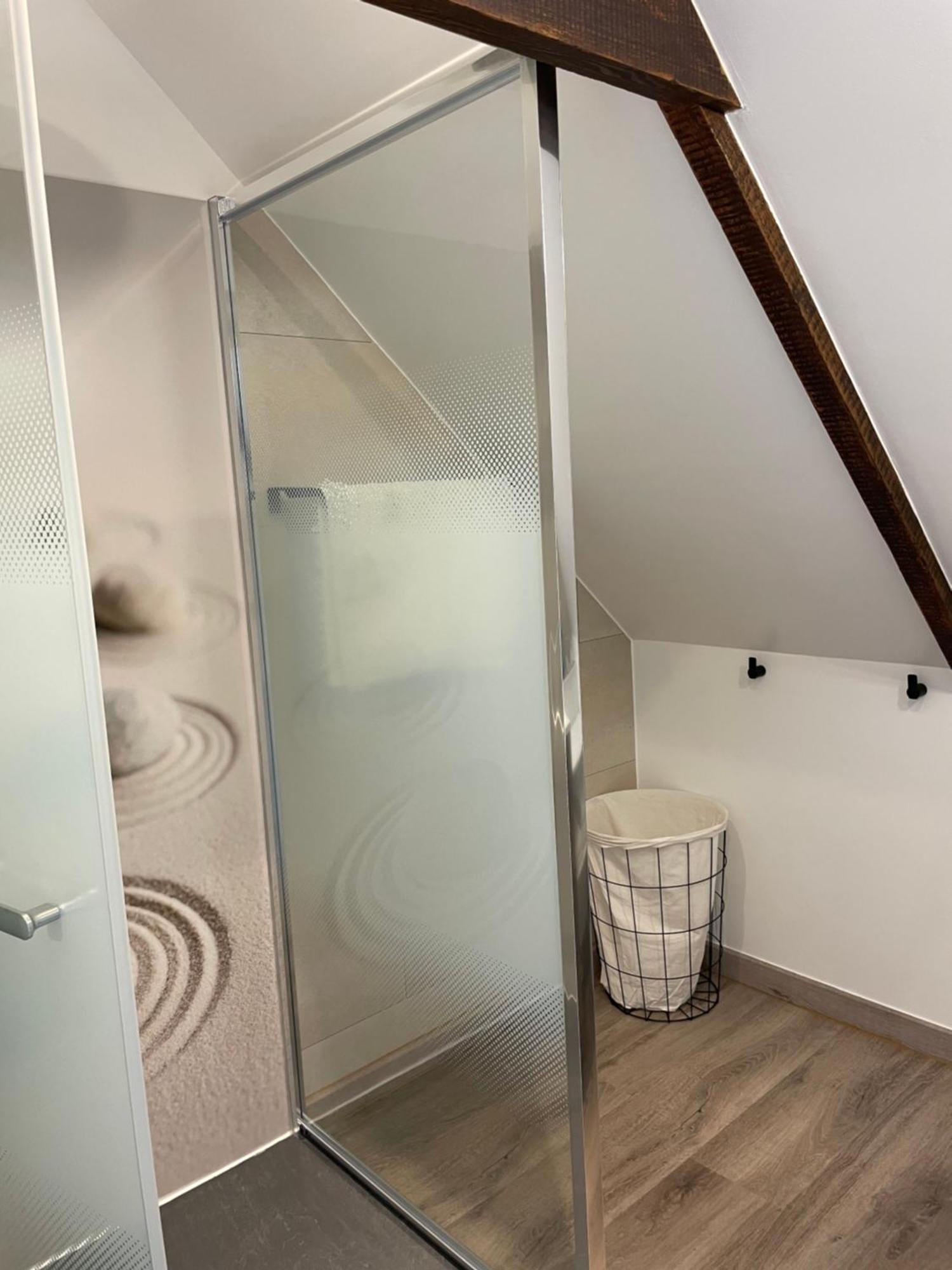 Sue'S Cottages Pleuven Bagian luar foto