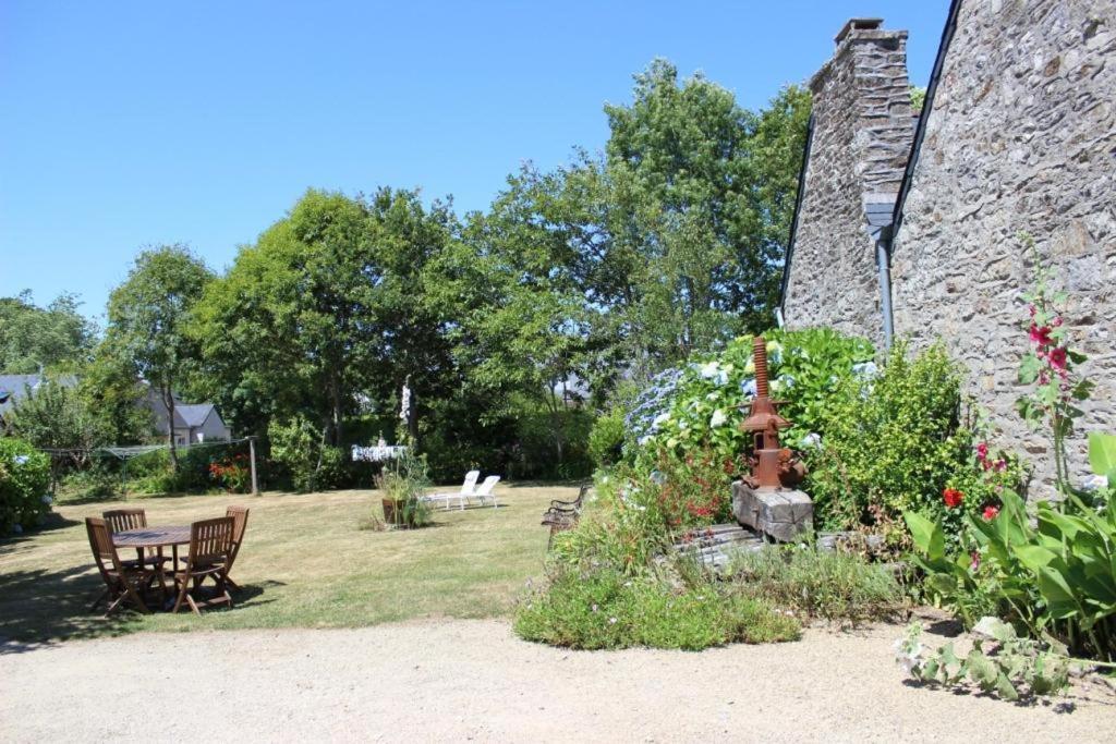 Sue'S Cottages Pleuven Bagian luar foto
