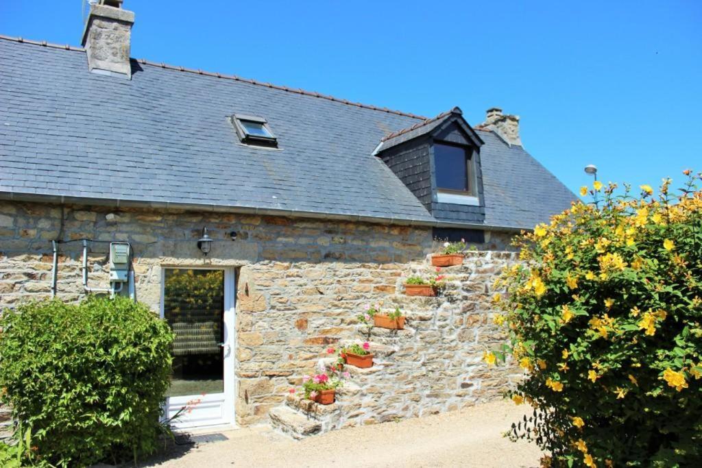 Sue'S Cottages Pleuven Bagian luar foto
