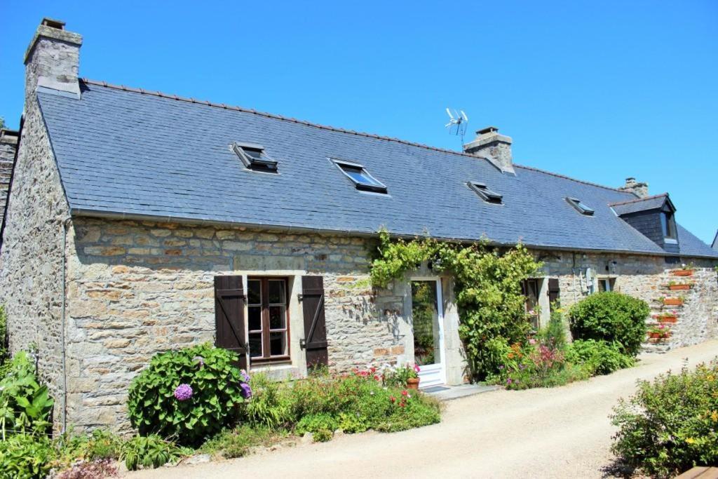 Sue'S Cottages Pleuven Bagian luar foto
